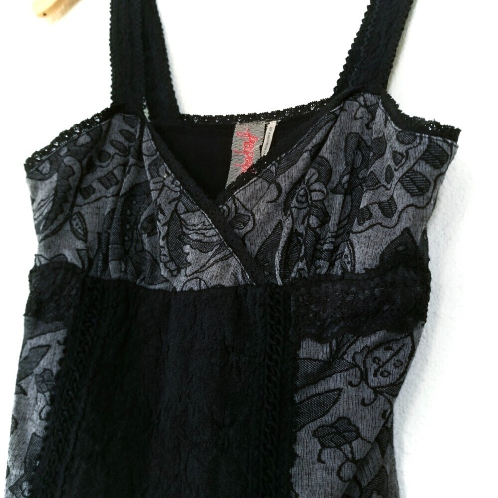 FREE PEOPLE 90's Cropped Surpluce Neck Baby Cami in Black Lace Womens Medium - Picture 7 of 7